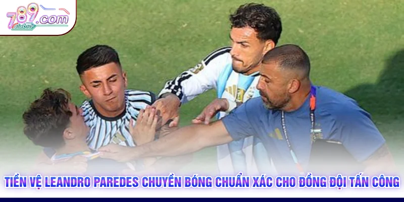 Tiền vệ Leandro Paredes chuyền bóng chuẩn xác cho đồng đội tấn công